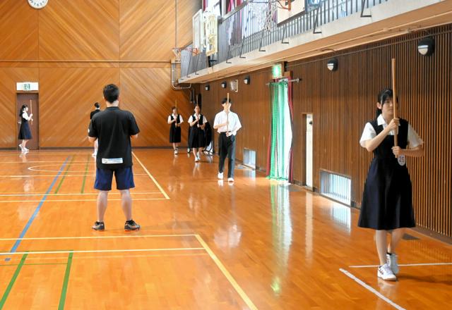 甲子園のプラカード誘導係選考会、男子生徒9人も挑戦　決定は19日