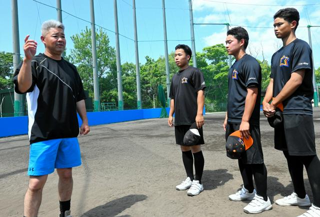 チーム作りは「3本の矢」、再び目指す甲子園　元横浜監督の現在地