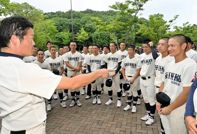 野球の神様がほほ笑むかは紙一重やったな　神港橘ラストミーティング