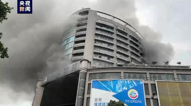 中国四川省の百貨店で火災、16人死亡　工事作業により出火か