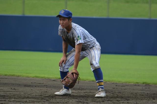 肩の故障乗り越えレギュラー　甲府城西・石川選手が気持ちの内野安打