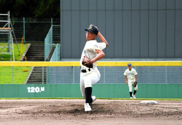 ｢全球思いっきり｣　気迫の3球で後続絶つ　出雲商・福原投手