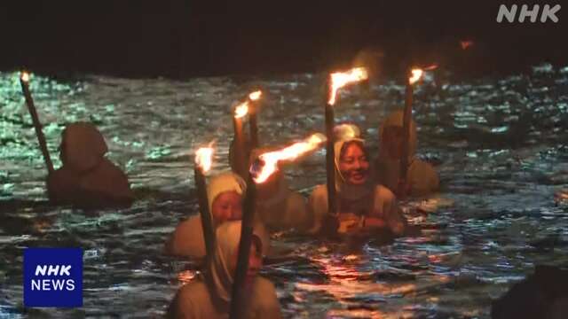 「海女の大夜泳」たいまつ手に海の安全と豊漁願う 千葉 南房総