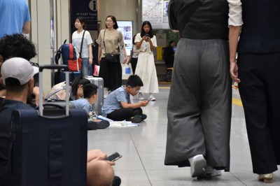 「駅に人があふれ…」「着替えがない」　東海道新幹線の運休で混乱