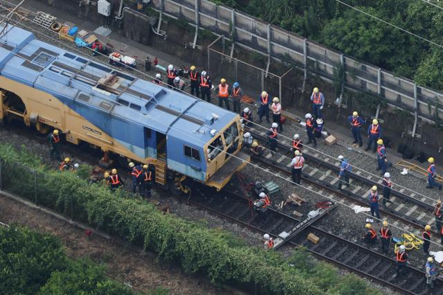 東海道新幹線の復旧、なぜ長期化　衝突・脱線の保守点検車両になにが