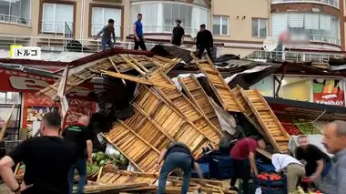 大嵐でマンションの屋根が吹き飛ぶ「窓から離れて！」看板や商品も吹き飛び街も大混乱で住民避難　トルコ