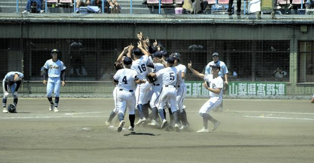 日本航空が優勝、好機逃さず序盤から主導権　高校野球山梨大会