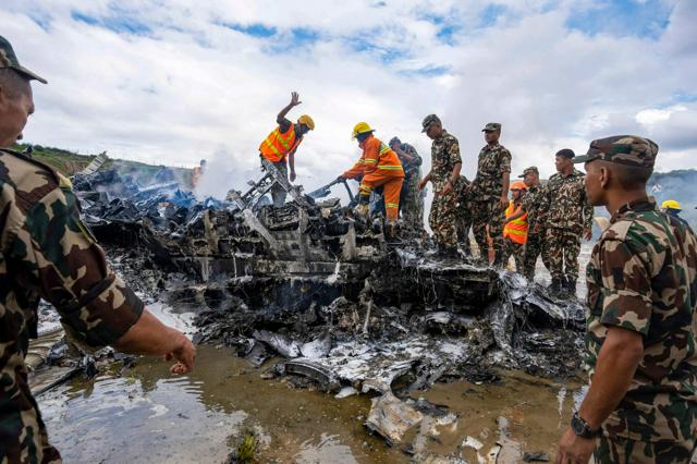 ネパールで19人乗せた小型機が墜落、18人死亡　大半は整備士か