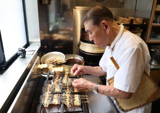 うなぎで猛暑乗り切れ＝土用丑の日、店頭に列