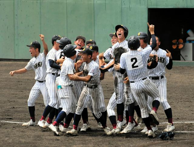 3季連続の顔合わせ、鳥取城北が夏の決勝制す　9回に大逆転