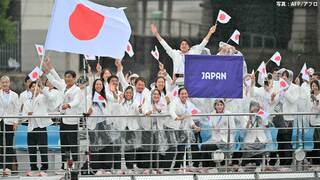 日本選手団が船に乗って登場 ！ セーヌ川舞台に斬新な演出続く、史上初スタジアム外での式典【パリ五輪開会式】