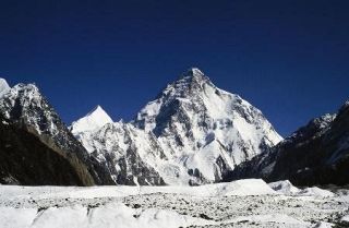 Ｋ２で邦人男性２人滑落　安否不明、パキスタン