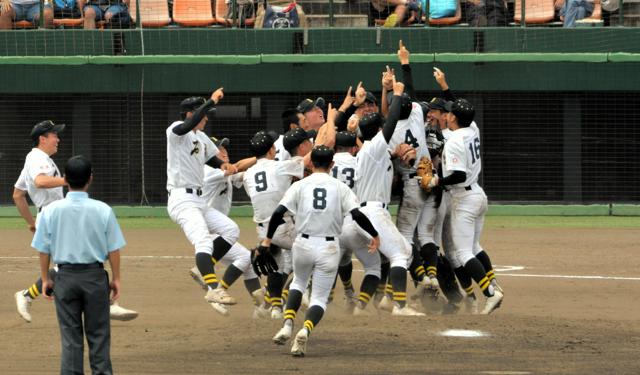 石橋が諦めず初の夏の甲子園つかむ　5点を先制されたが、はねかえす