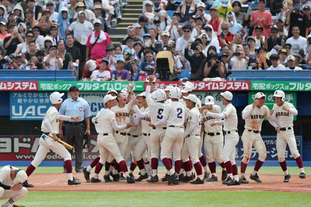 早稲田実がサヨナラで9年ぶりの夏の甲子園　日大三との打撃戦を制す