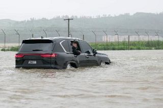 金正恩氏、豪雨孤立で関係者叱責　５千人救助に軍動員、地域視察