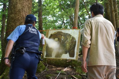 クマのイラストにスプレー噴射　東京でも出没、奥多摩町職員ら訓練