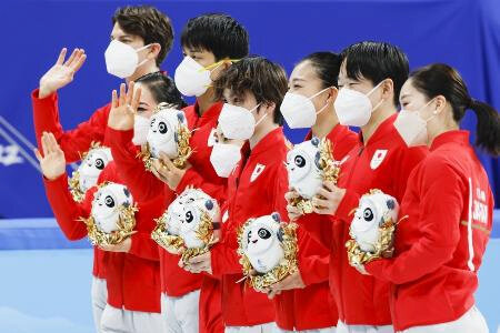 ８月７日、パリでメダル授与式　北京冬季五輪フィギュア団体