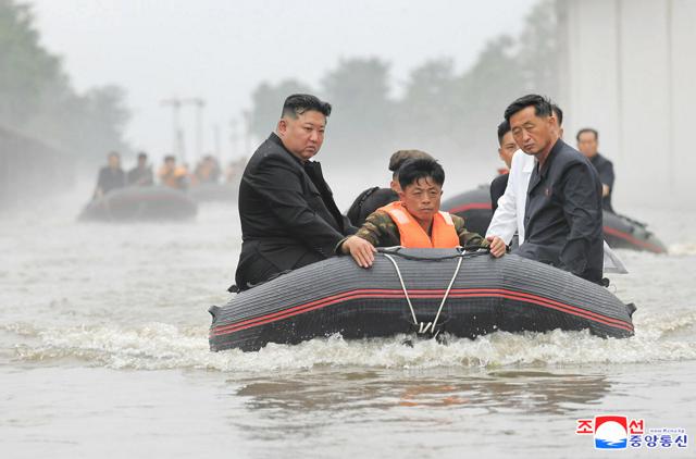 金正恩氏がボートで洪水被災地視察　責任者を「厳しく処罰」　北朝鮮