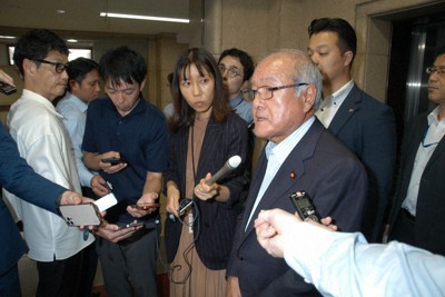 財務相、日銀の利上げ「経済影響を注視」　議決延期請求権は行使せず