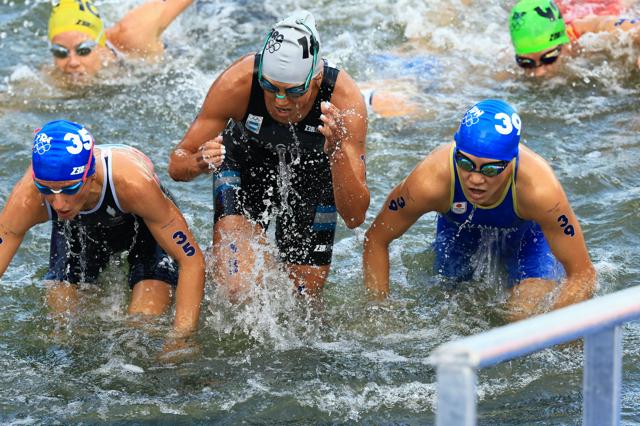 延期されたトライアスロンがスタート　水質悪化が懸念のセーヌ川で