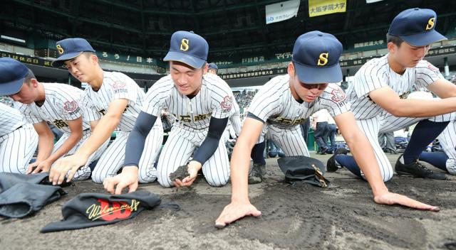 甲子園の代名詞の一つは「土」　季節によって配合も工夫