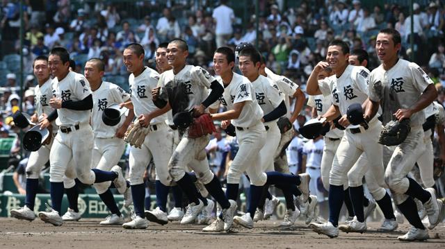 追い上げる金足農、手拍子に包まれる甲子園…そのとき西日本短大付は