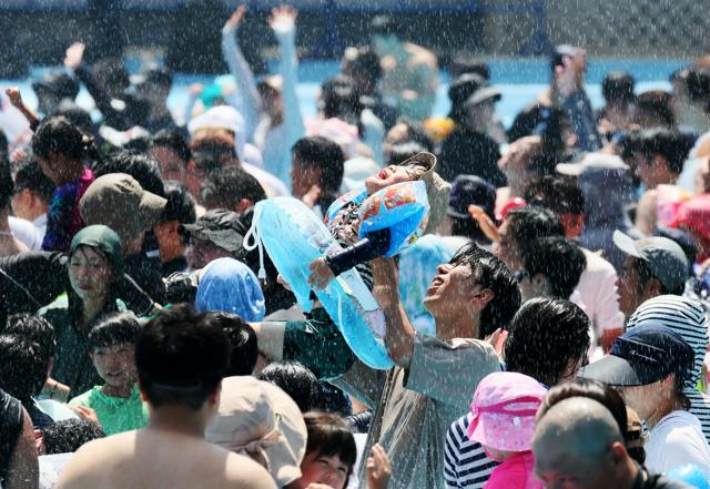 全身に水しぶき　連休中日のプールにぎわう　熱中症にも警戒