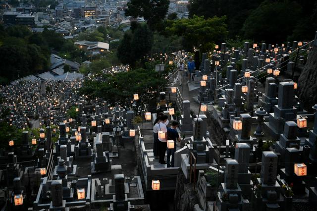 京都の大谷祖廟で「東大谷万灯会」　提灯ともし、墓参りの足元照らす