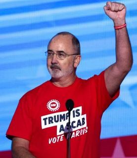 「裏切り者」Ｔシャツで批判　米車労組会長、トランプ氏に向け