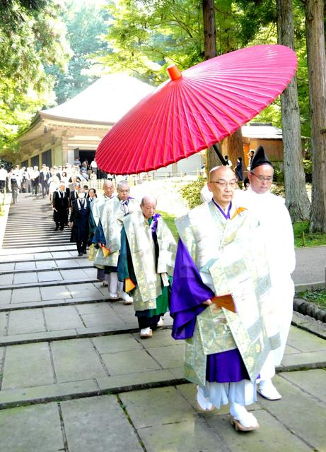 世界遺産「中尊寺」金色堂、建立900年　貴重な釣り鐘の音鳴り響く