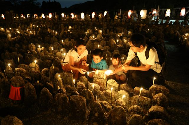 京都の化野念仏寺で千灯供養　ろうそく灯して無縁仏を供養、25日も