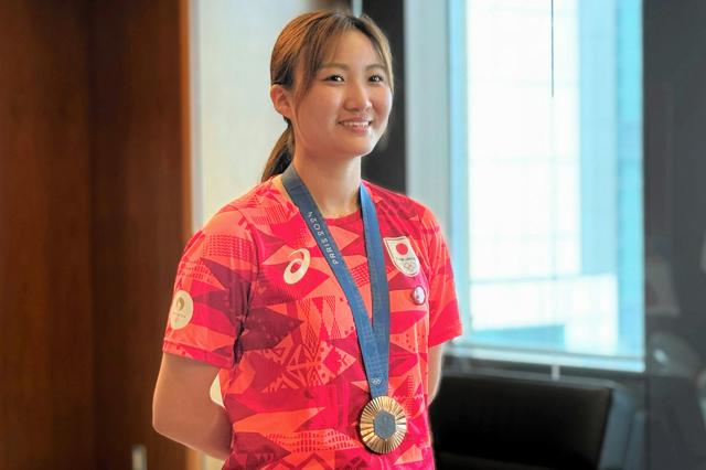 パリ五輪フェンシングで銅、尾崎世梨選手を表彰「ロスは金メダルを」