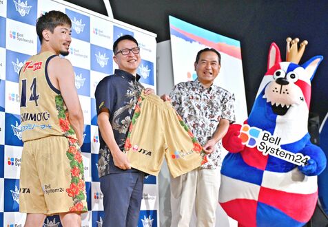 琉球ゴールデンキングスが新ユニホーム披露　両サイドにホームシティーの市花ハイビスカスあしらう