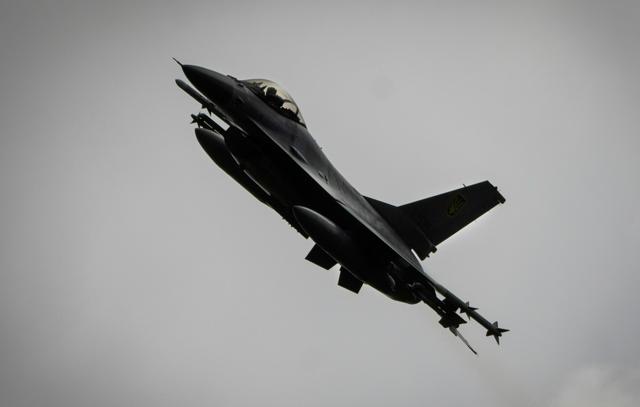 ウクライナに供与の戦闘機F16が墜落、操縦士は死亡