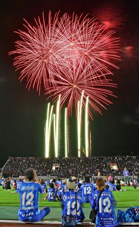 スタジアム花火「きれい！」　FC琉球が千発打ち上げ　全島サッカー祭り