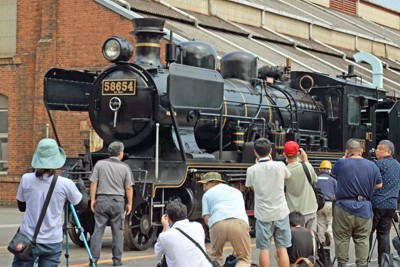 SL人吉の蒸気機関車「ハチロク」　小倉での見学会にファン集う