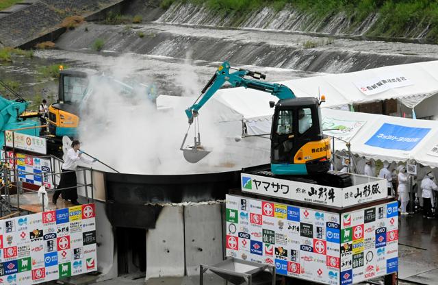 直径6.5mの大鍋から重機ですくう「日本一の芋煮会」　山形で開催