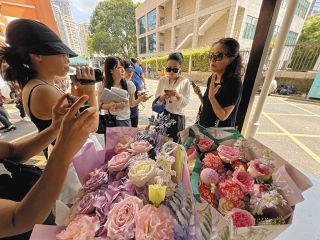 深圳日本人学校に中国人の献花絶えず…当局の報道規制くぐり、広がる追悼　「同じ母親として耐えられない」