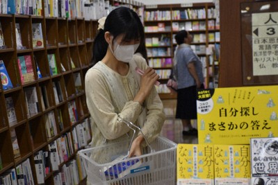 大学蔵書、学生が自由に選ぶ　活字離れ歯止めへ購入「ツアー」　岐阜