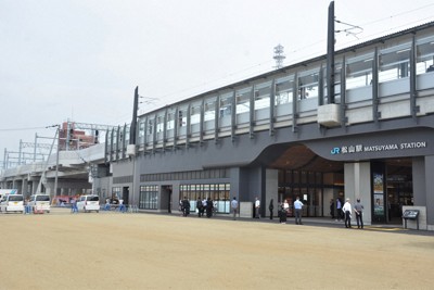 JR松山駅の新駅舎が開業　高架化、商業エリア「だんだん通り」誕生