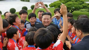 金正恩総書記が世界一の女子サッカーチームを満面の笑みで祝福　U20ワールドカップ決勝で日本破り北朝鮮が優勝