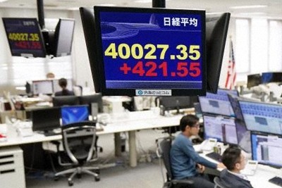 日経平均株価、一時4万円台回復　526円高