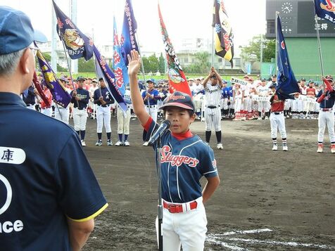 「将来、第二の大谷選手が生まれるのが楽しみ」　コザ信金杯学童野球大会が開幕　32チームが元気に入場行進