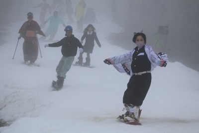 日本一早いスキー場開き　霧の中で恒例のコスプレ初滑り　静岡