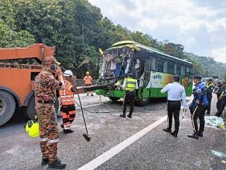 観光バス事故で邦人１人死亡　マレーシア西部、１０人負傷か