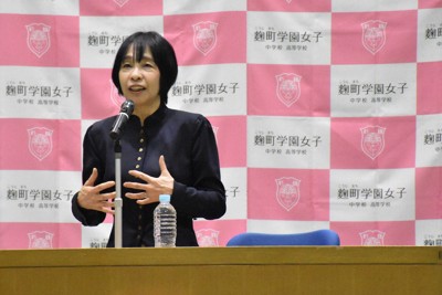 「みんな脇役じゃない」あさのあつこさん、麴町学園女子中で特別講義