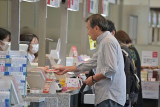 年賀はがきの販売開始＝値上げで発行枚数最少