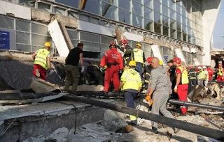 駅の屋根が一部崩落、１４人死亡　セルビア北部ノビサド