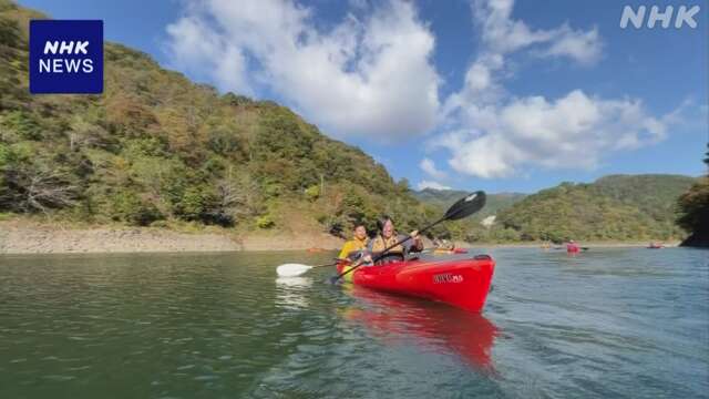 湖の上から紅葉を眺める 九頭竜湖でカヌーツアー 福井 大野