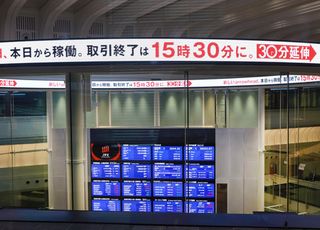 東証、取引時間３０分延長＝初日、４２１円高